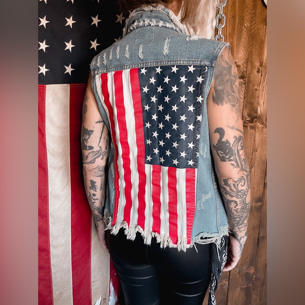 Unif Distressed Vest - Picture 3 of 6